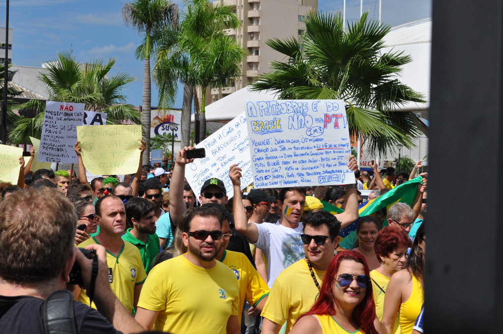 Votuporanguenses lotaram as ruas do centro da cidade em manifestação contra atual situação do cenário político nacional