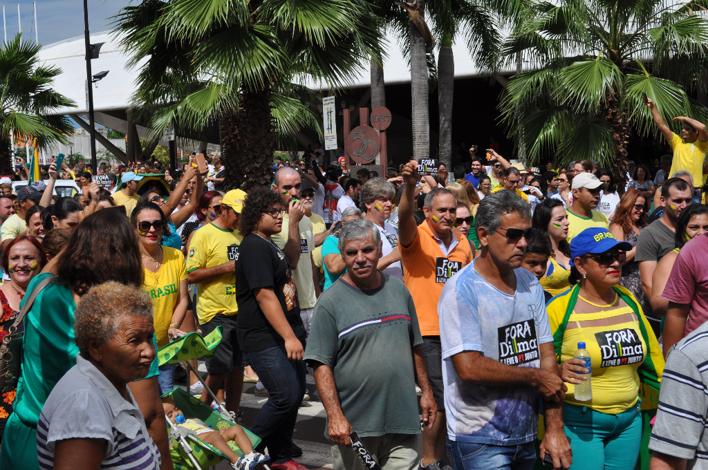 Votuporanguenses lotaram as ruas do centro da cidade em manifestação contra atual situação do cenário político nacional