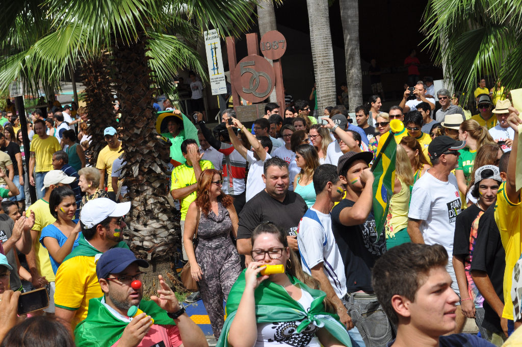 Votuporanguenses lotaram as ruas do centro da cidade em manifestação contra atual situação do cenário político nacional