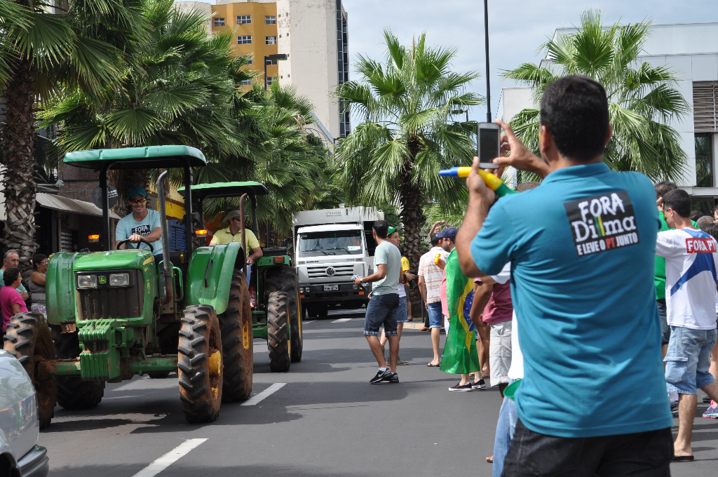 Votuporanguenses lotaram as ruas do centro da cidade em manifestação contra atual situação do cenário político nacional