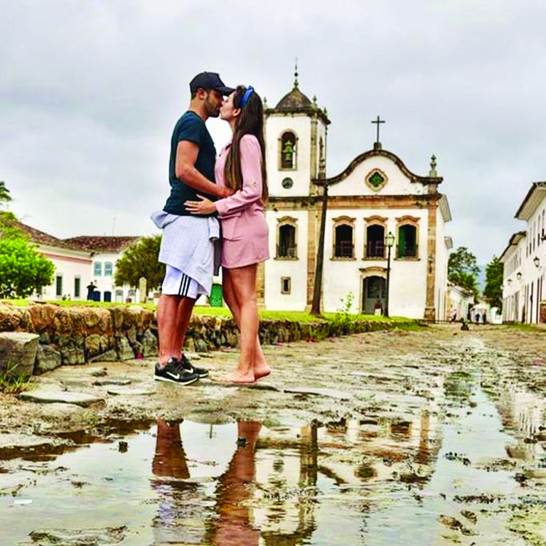 Caio Lucius Ribeiro está vivendo dias de pura paixão e relax junto com sua amada, a Influencer Digital, Ca Batista. O casal aportou em Paraty/RJ e o que se vê em sua rede social são lindíssimas fotos e fica difícil de saber o que chama mais a atenção em seus posts,  se é a natureza exuberante que serve de fundo para as fotos, ou o olhar iluminado e apaixonado que o belo casal ostenta.
