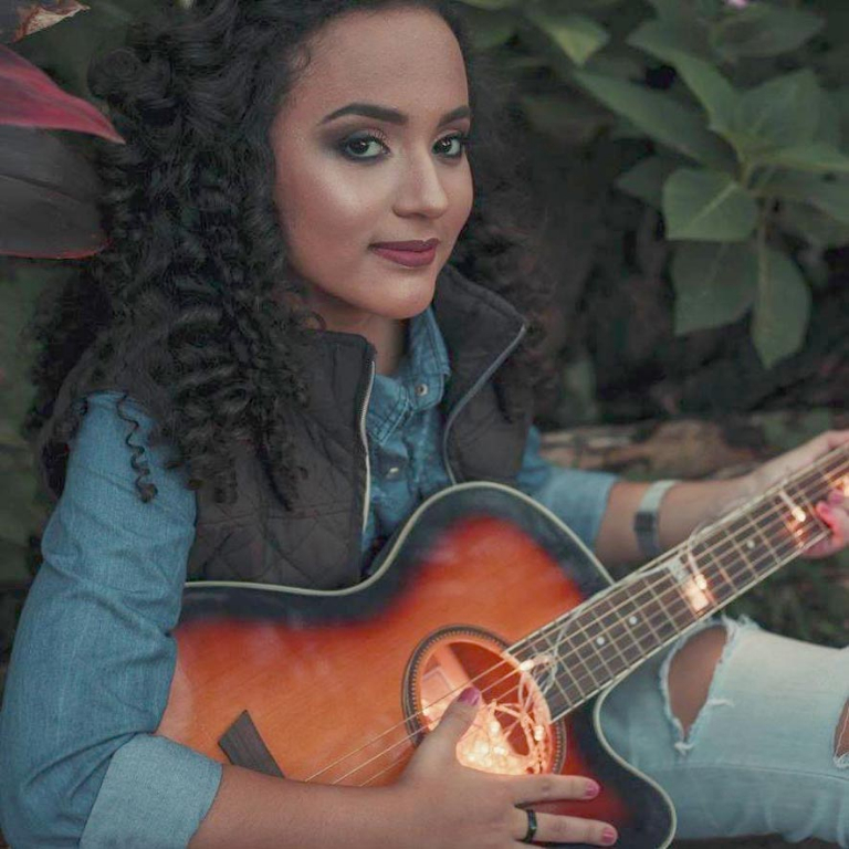 Ao som do violão, os amigos vão cantar “parabéns a você”, hoje, dia 16, para a Maria Eduarda Gutierrez.