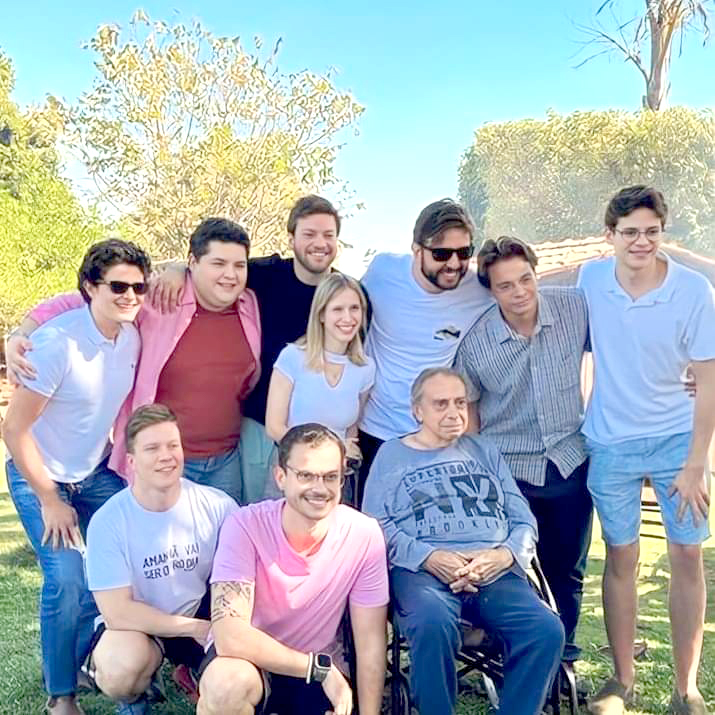 Que foto linda!!! O votuporanguense Miguel Pignatari e quase todos os seus netos reunidos em comemoração ao aniversário do patriarca da família ocorrido dia desses. Gerações diferentes unidas pelos laços de sangue e do amor que une a família Pignatari. Parabéns ao Sr. Miguel Pignatari, que DEUS o abençoe e lhe conceda muita saúde, amor e paz  