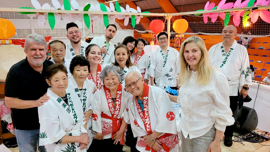 O prefeito Jorge Seba e a primeira dama Rose Seba participaram da 50ª Edição do Bon Odori, um evento incrível que celebra a cultura japonesa aqui no interior do Estado e já faz parte do calendário comemorativo dos 86 anos de Votuporanga. A festa encantou a todos com música, dança, gastronomia deliciosa e muita tradição, atraindo um público de todas as idades na celebração. Parabéns à Ancevo Associação Nipo Cultural e Esportiva de Votuporanga por trazer à vida esse evento maravilhoso. Na foto um registro especial do prefeito Jorge Seba e Rose com alguns dos organizadores e participantes 