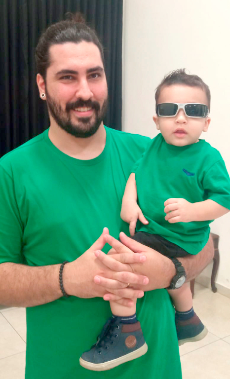 O calendário do dia 12 de junho assinalou o aniversário de José Neto Silva Pradela que comemorou seus 25 anos de vida e recebeu todo o amor e carinho de sua esposa Gabriela Filassi, de seu filhinho Aslam e cercado pelos abraços calorosos de seus familiares e amigos. Felicidades, Neto, e que Deus derrame sobre tua vida as mais ricas bençãos. Que neste seu aniversário não faltem abraços, paz, amor e muitos bons motivos para sorrir. Na foto, José Neto e seu filhinho Aslam no colo