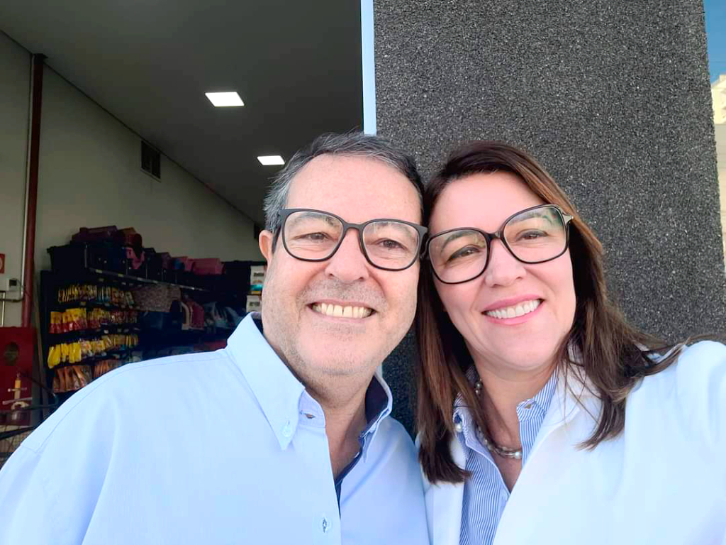  Mauro Anzai e ElianeTridapali Anzai, iniciaram a semana agradecendo a Deus pelos 30 anos de casados, pela união de amor e pela família maravilhosa que construíram juntos. O casal comemorou suas “Bodas de Pérolas” ontem (15) e de presente receberam a notícia que vão ser avós, isso mesmo, eles irão ganhar um netinho para multiplicar ainda mais o amor da família. Parabéns Mauro e Eliane e que DEUS abençoe e multiplique cada vez mais essa união de amor e vida!!! E que venham mais 30 anos!!!