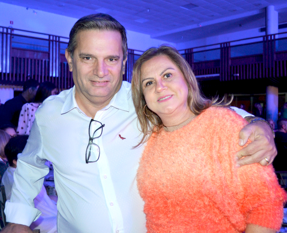 O contabilista Alício Simioli e sua esposa Marilza curtindo juntinhas o rock da Banda Beatles Again, uma das maiores bandas cover dos Beatles em atividade no Brasil, em show apresentado no VotuClube no último dia 19 de maio