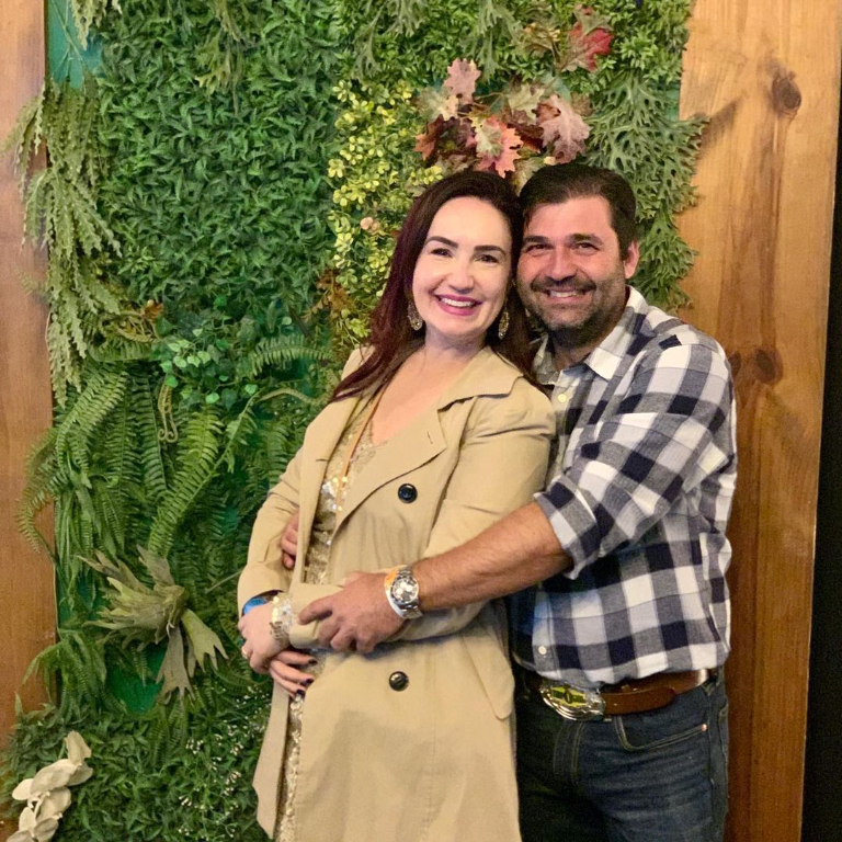 Já que o amor está no ar vamos validar esse lindo registro de Maria Regina Barbieri e Caio Xavier, esse belo casal apaixonados e embalados no clima de romance e poesia que invadiu as redes sociais no último dia 12 em que se comemorou o dia dos namorados 