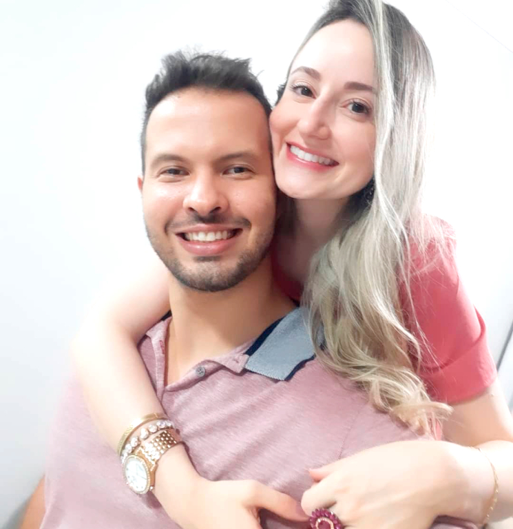 Quarta-feira (8) festiva para Nelson Neto que celebra mais um ano de vida hoje. O dia será marcado por abraços e cumprimentos que recebe de toda sua família e amigos. O carinho especial fica por conta da esposa Daniele Grattao e do filho João Otávio. Parabéns!