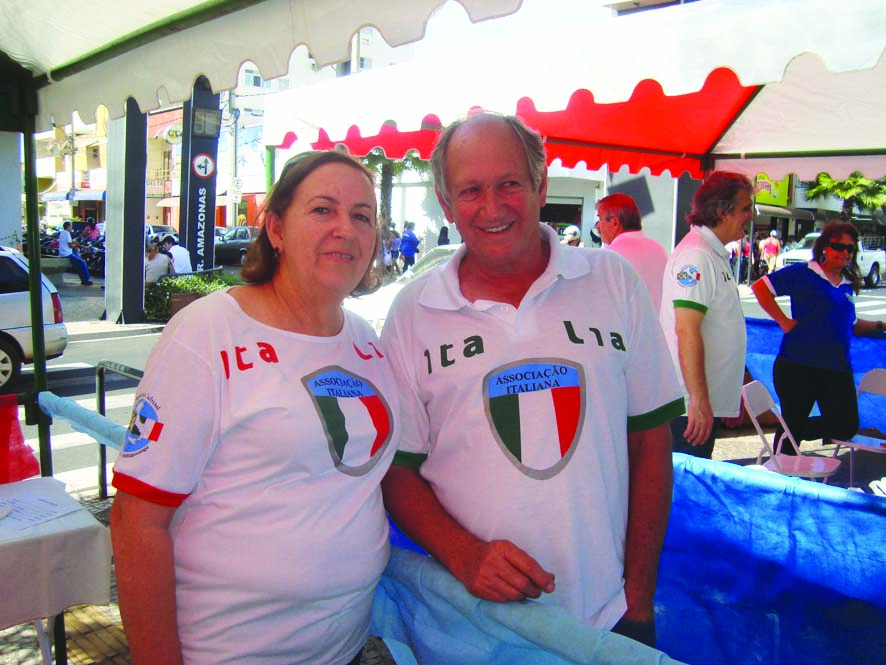 Luzia Elizabete Beretta é a feliz aniversariante de hoje. Ela recebe os parabéns do marido Alberto Beretta, dos demais familiares e amigos