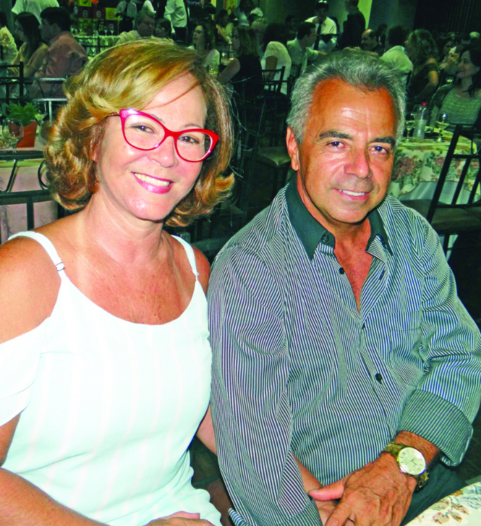 Quem faz aniversário hoje é a comerciante Sueli Ap. Martins dos Santos, que recebe o carinho especial do esposo Celso Roberto, amigos e toda sua equipe Sueli Center