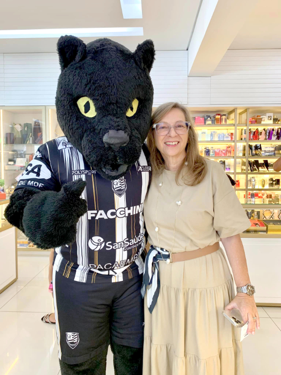 Elza Mara, diretora das lojas A Jóia em Votuporanga recepcionando a Pantera do Clube Atlético Votuporanguense que foi dar uma passeada no centro da cidade em busca de torcida e muita energia positiva para transmitir para o time da Alvinegra, que agora entra na fase do mata-mata