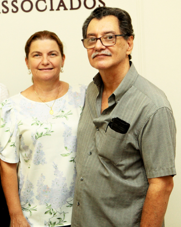 O dentista Maurício de Jesus Pozzobon brinda idade nova amanhã e compartilha a alegria desta data ao lado de sua esposa Meire, que lhe dedica todo o amor e carinho pela data. Parabéns ao feliz aniversariante, que seu dia flua com muita leveza, estilo, alegria e desejamos muito foco, força e fé para que seu novo ano de vida seja repleto de conquistas e sonhos realizados