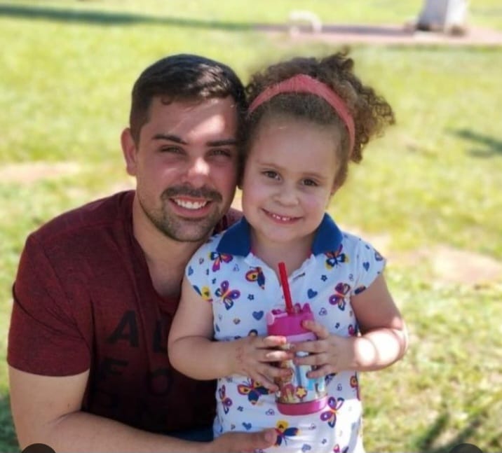 O dia de amanhã será de festa para a princesinha Maria Júlia Ponciano Lima, que assopra as velinhas em comemoração aos 5 aninhos de vida. O dia será de muito amor e carinho que a aniversariante receberá de sua mãe Priscila e seu pai Vinicios, junto dela na foto. Os avós, tios e primos também parabenizam a pequena Maria Julia pela data festiva e desejam muitos anos de vida felizes, abençoados e protegidos por Deus