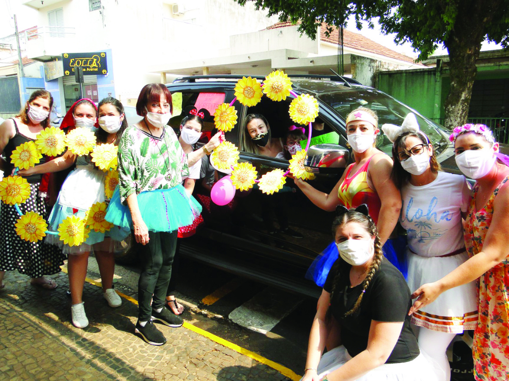 Em tempos de pandemia, o que se tem a fazer é usar a criatividade. E foi isso que a escola Piconzé Infantil fez no dia de ontem, para comemorar o Dia das Crianças. A direção da escola e toda sua equipe de educadores se mobilizou  em um evento drive thru, onde as famílias juntamente com os alunos da instituição, passavam e retiravam seu kit do Dia das Crianças e claro foram recebidos calorosamente por todos da família Piconzé, com muito carinho e entusiasmo. Parabéns as famílias que estiveram presentes neste dia tão significativo, onde se comemorou o DIA DAS CRIANÇAS.
