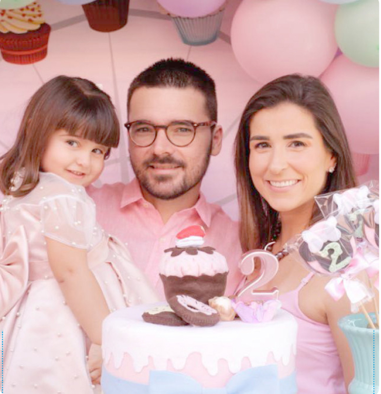 Quem completa idade nova hoje é o advogado Renato Luchi Caldeira. Ele desfruta da alegria pelo dom da vida juntamente a sua esposa Lilian e sua filhinha Cecília e recebe os cumprimentos de toda sua família e amigos. Parabéns ao advogado, que a vibração positiva deste dia vivido lhe conceda um novo ano de vida repleto de paz e muitas conquistas. Feliz aniversário!