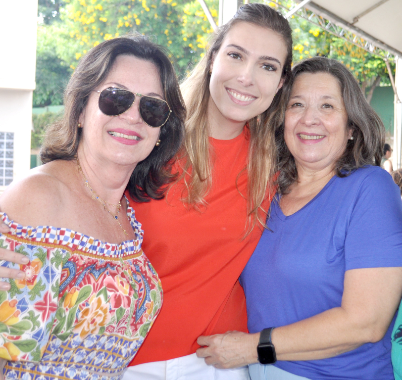 O dia ontem foi de muita alegria e festa para Maria Elza Pradela, que completou mais um ano de vida com as felicitações de seus amigos e familiares, em especial os cumprimentos carinhososos que ela ganhou de suas filhas Marielle e Larissa. Seus amigos da Searvo de Votuporanga da qual é associada ativa e já passou por várias diretorias, que também felicitaram a feliz aniversariante. Parabéns Maria Elza, que a felicidade, a saúde, a paz e o sucesso façam sempre parte dos seus dias. Feliz aniversário! Na foto Wanda Bazo, Lara Comar e a aniversariante Maria Elza