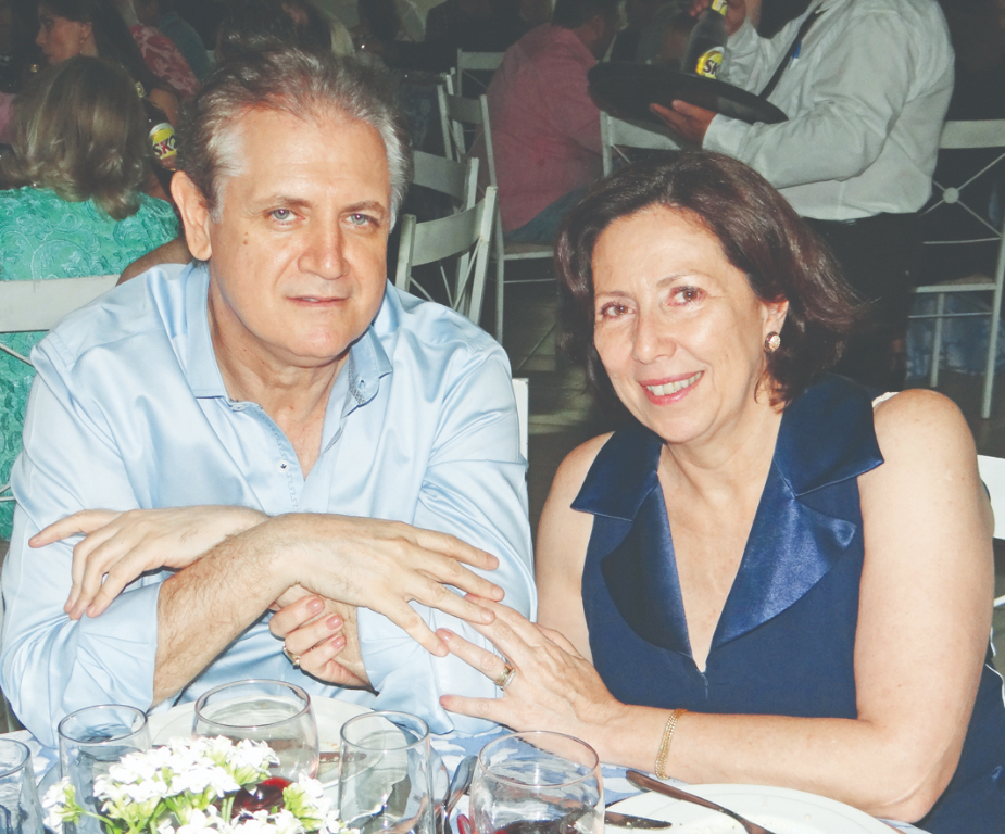 O estimado médico cardiologista dr. José Antonio Chinelato celebra o dom da vida hoje e comemora a data ao lado de sua esposa, a também médica dra. Marlene, que puxa a fila dos cumprimentos neste dia especial. Os amigos e familiares também desejam muitas felicidades e conquistas nesta nova etapa da vida. Feliz aniversário!!!
