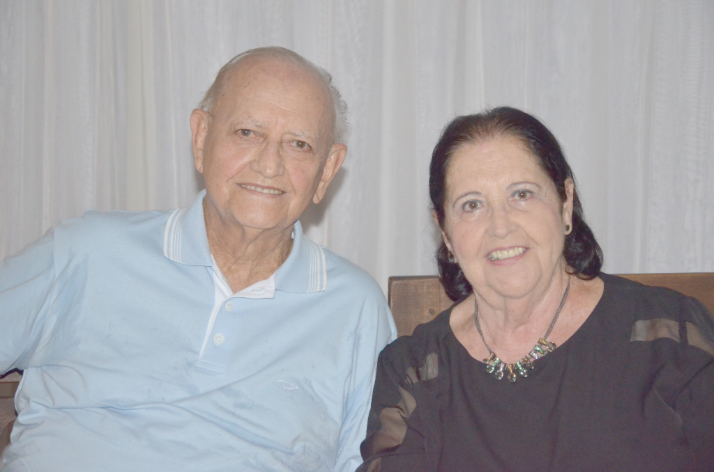 Hoje a quarta-feira é de festa e celebração para o dr. Joaquim Figueira da Costa e Vanda que celebram suas “BODAS DE NÍQUEL”. O casal comemora 54 anos de uma história de vida escrita com muito amor, respeito, parceria e cumplicidade. O dia será de muita alegria e gratidão pela linda família que resultou como fruto dessa união de amor. Que DEUS continue abençoando essa linda união 