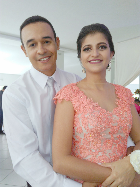 Graziela De Marchi, responsável pelo Marketing da Unifev, brinda mais um ano de vida nesta quarta-feira e comemora esta alegria juntinho de sua filhinha Malu e ao lado de seu marido Marlon Guimarães de quem recebe o carinho especial pela data. A publicitária também será muito cumprimentada pela equipe de colaboradores da Unifev onde trabalha. Parabéns Grazi, muita saúde, alegrias, sucesso e muitos anos de vida, abençoados e felizes!