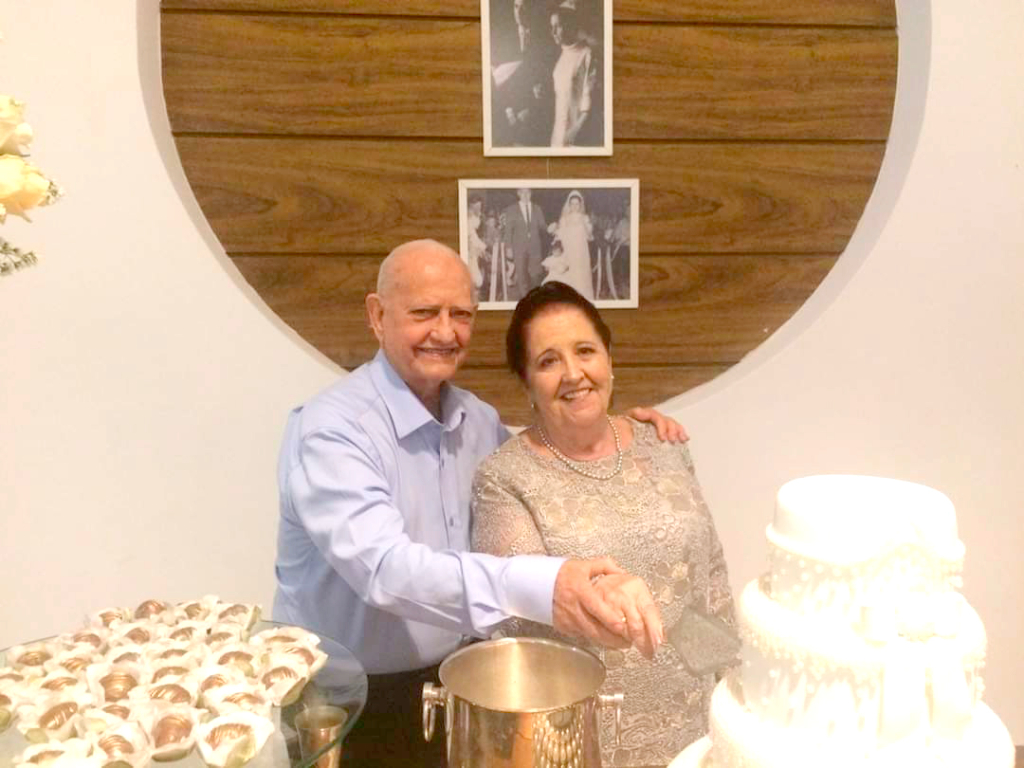 Hoje a quinta-feira é de festa e celebração para o dr. Joaquim Figueira da Costa e Vanda que celebram suas “BODAS DE AMETISTA”. O casal comemora 55 anos de uma história de vida escrita com muito amor, respeito, parceria e cumplicidade. O dia será de muita alegria e gratidão pela linda família que resultou como fruto dessa união de amor. Que DEUS continue abençoando essa linda união