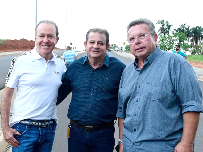 O empresário Roberto Beleza, o prefeito de Álvares Florence Adilson Leite e Deputado Estadual Carlão Pignatari presentes na inauguração da Avenida Ilda Ramos Marques, que é o prolongamento da rua Deputado Cunha Bueno, uma das principais ruas da cidade de Álvares Florence e que dá acesso a outros bairros e também à área rural do município