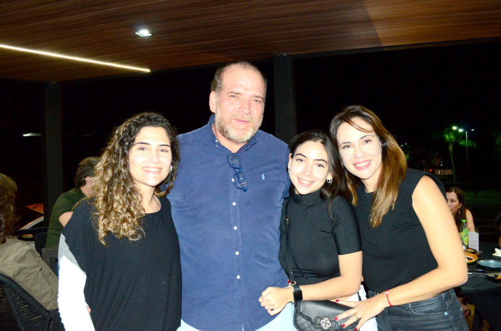 Renato Gaspar Martins com a esposa Renata e suas filhas Fernanda e Marina compartilhando um bom momento da vida. Fernanda e Marina sempre que podem estão juntinho do paizão Renato, que recebe os parabéns neste domingo em que se comemora o Dia dos Pais. Feliz Dia dos Pais, Renato, que DEUS te conduza com muita sabedoria no desempenho de uma das tarefas mais importante na vida de um homem que é a função de Pai