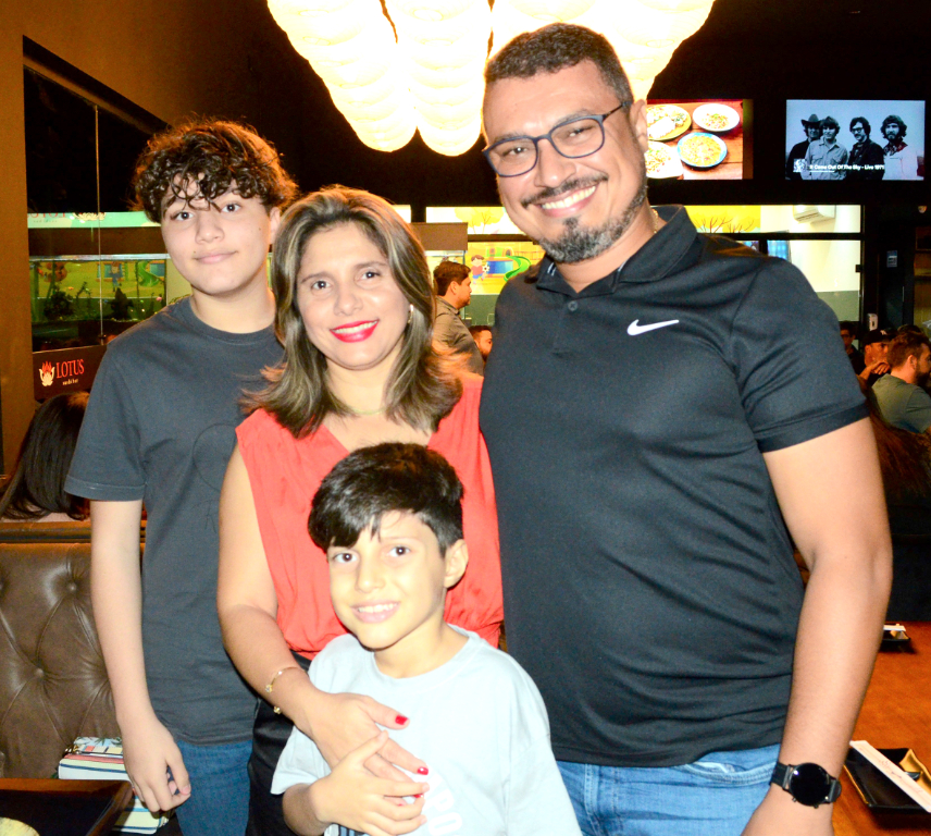 Um lindo registro da família Fernandes: David Fernandes com os filhos Pedro Henrique e o caçulinha Davi Miguel juntos da mamãe Lélia Alves Fernandes. A família unida desfrutando de momentos de uma boa gastronomia e comemorando o Dia dos Pais. Parabéns, papai David, que Deus te ilumine e lhe conceda sabedoria nesta linda missão da paternidade. Feliz Dia dos Pais!!!