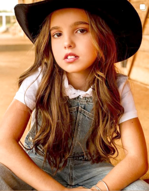 Luísa Beleza comemorou seus 10 aninhos em grande estilo no último final de semana, e foi pura alegria e emoção! Junto de seus pais, Roberto e Daiany Beleza, e da irmãzinha Helena, ela curtiu cada segundo de uma animada Festa Pool Party, que aconteceu no rancho da família, em Cardoso.  Com a presença de amiguinhas e familiares, o dia foi repleto de diversão, sorrisos e memórias inesquecíveis. Parabéns, Luísa! Que essa nova fase venha cheia de sonhos, descobertas e muitas aventuras e que seus dias sejam sempre tão lindos quanto o seu sorriso!