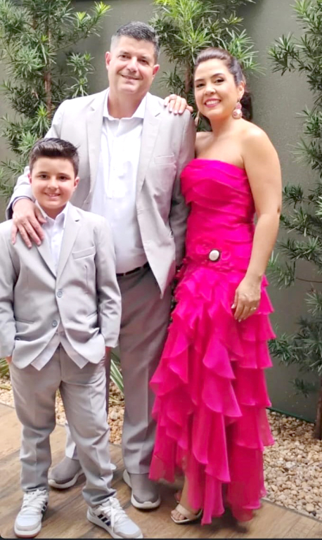 Em clima de festa e elegância, o Dr. Luciano de Oliveira Melo marcou presença no casamento dos queridos primos Arthur e Karen, ao lado da encantadora esposa Geminiana e do pequeno Matheus., a família celebrou com alegria esse momento tão especial. Que a felicidade acompanhe sempre o casal!