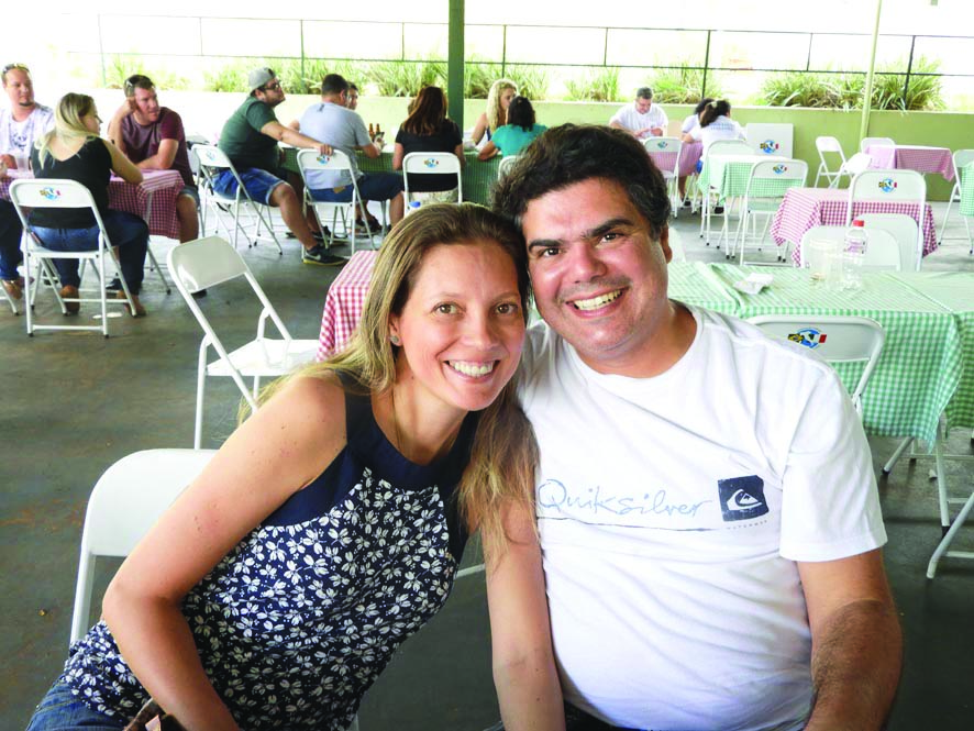 Luciano Panzanella Augusto, diretor da Apravel, abre sorrisos para comemorar seu aniversário hoje. Sua esposa Luciana puxa a fila dos parabéns neste dia especial