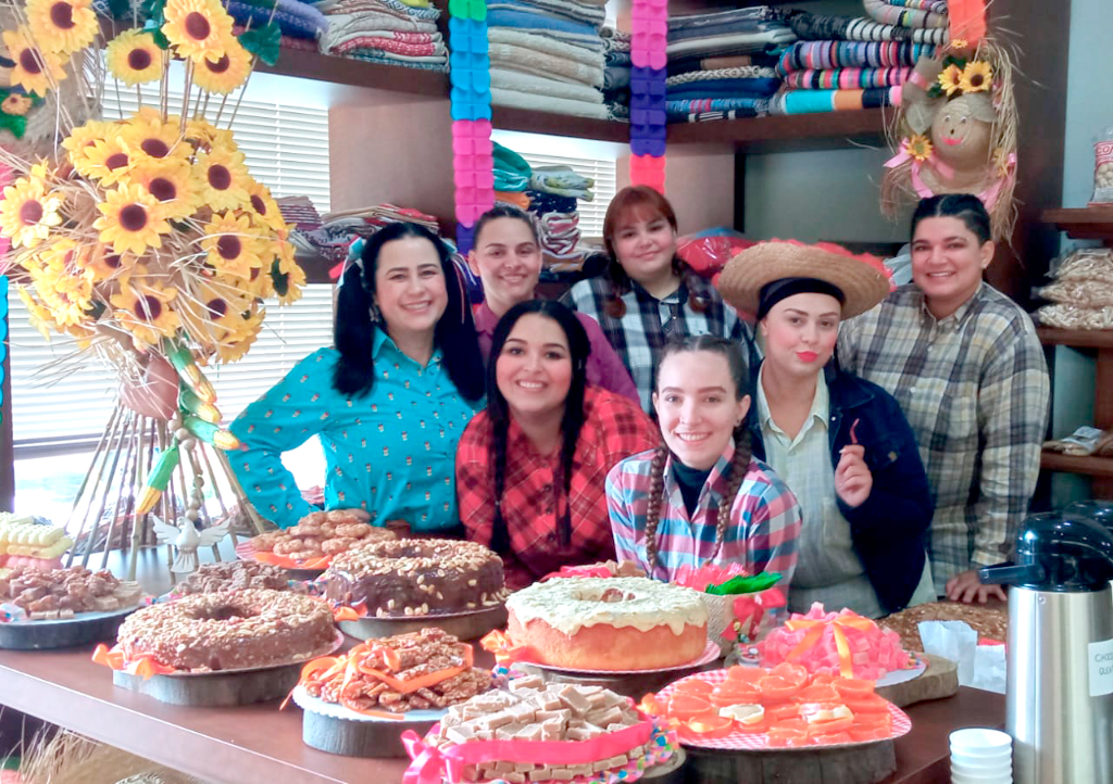O dia de ontem foi de “Arraia no Café Caipira” e a festança foi boa demais so. Durante toda o dia de ontem os clientes e amigos puderam desfrutar de comidas típicas em um ambiente todo decorado com tem junino. A loja estava linda e repleta de gostosuras esperando os clientes que por lá passaram para se aqueceram no clima junino e festivo preparado com muito carinho e profissionalismo por Juliana Guerreiro e sua mãe Maria e toda sua equipe de colaboradoras