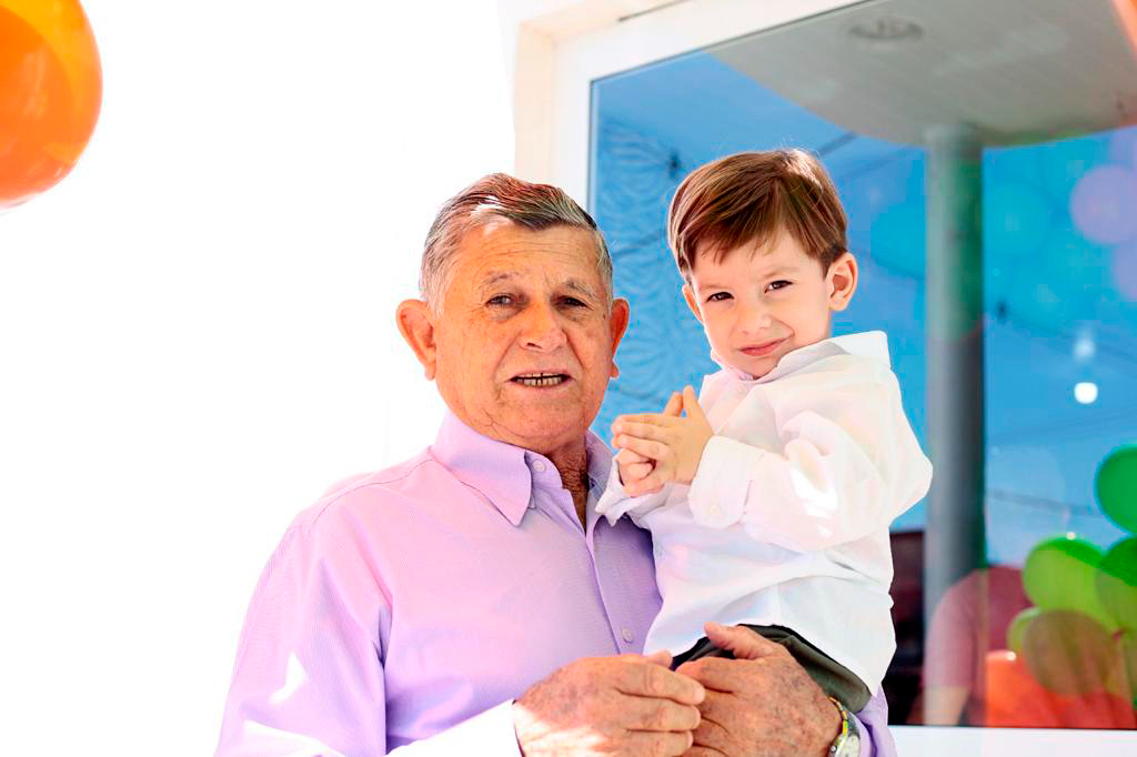 Osvaldo Conde ainda colhe os cumprimentos e homenagens recebidas no seu aniversário que aconteceu ontem, 16 de junho. Ele comemorou os seus 85 anos e recebeu o carinho especial de de sua esposa Deise, e um caloroso abraço de seus filhos, noras, netos e de toda sua família. Parabéns ao feliz aniversariante, desejamos muita saúde, sucesso e bênçãos multiplicadas sobre tua vida