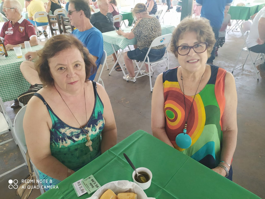 Na terça-feira, dia 28, quem brinda idade nova é a professora aposentada Zely Fernandes. Na foto, ela aparece ao lado da amiga Mercedes Beneduzi em recente almoço italiano