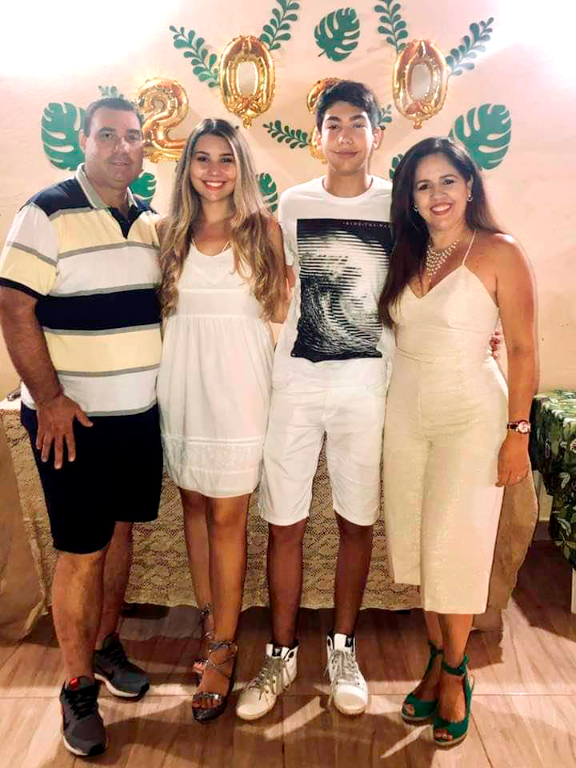 Hoje o dia é especial para o empresário Paulo Ivaldi que celebra seu aniversário recebendo todo o amor e carinho de sua esposa Denise e de seus filhos Júlia e Thiago. “Paulão” também recebe os cumprimentos de seu vasto círculo de amizade e de sua equipe de trabalho da Astra Turismo. Parabéns Paulo, que neste seu aniversário, não faltem abraços, paz, amor e muitos bons momentos de felicidades. Feliz dia e feliz idade nova!