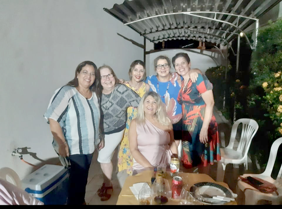Ontem o dia foi de comemorações para a professora Maria Helena Valente Buzato que celebrou mais um ano de vida e foi homenageada pelas suas eternas alunas Célinha Monteiro, Fefa Peresi, Ana Cinthia Chain, Léia Liévana e Sofia Helna da Silveira. Abraços professora Maria Helena, que você guarde deste dia especial as melhores lembranças. Feliz aniversário!!!