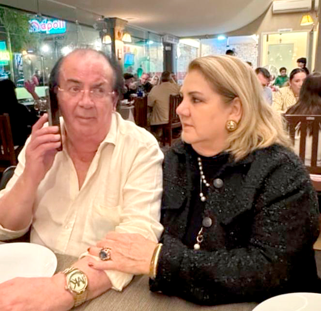 A semana começou em clima de festa para o empresário do ramo imobiliário Mário Santos, que celebrou mais um ano de vida no último dia 11 de agosto. A data foi marcada por homenagens, felicitações e muito carinho, especialmente o abraço amoroso da esposa Zilah e dos filho Marcus e Fábio. Parabéns, Mário! Que seu novo ano de vida seja um tempo de harmonia, saúde e prosperidade