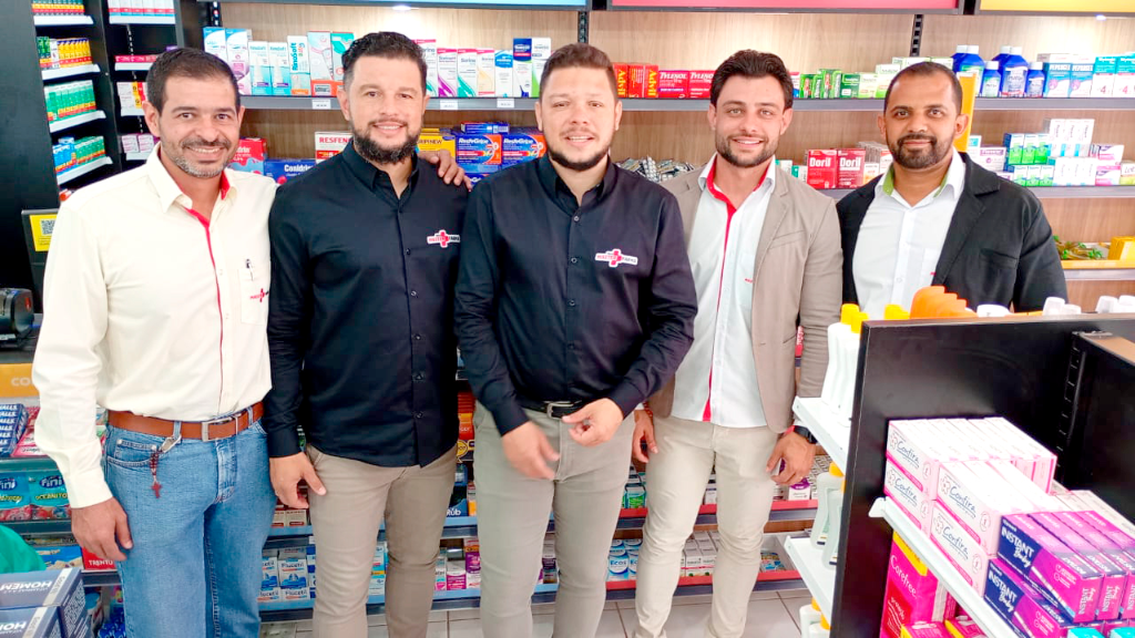 O dia 8 de agosto foi marcado por festa e conquista para a rede de farmácias Master Farma, que celebrou a inauguração de sua 54ª unidade no Estado, agora na cidade de Votuporanga. A cerimônia contou com a presença do prefeito Jorge Seba, do secretário de Desenvolvimento Chino Bolotário, do deputado estadual Carlão Pignatari, além de outras autoridades municipais. Um momento de grande alegria para Caique Frazon, gestor de expansão da rede. Na foto, o registro de Claudio Souza, Leandro Benhocci, Victor Benhocci, Caique Frazon e Arnaldo Leite.