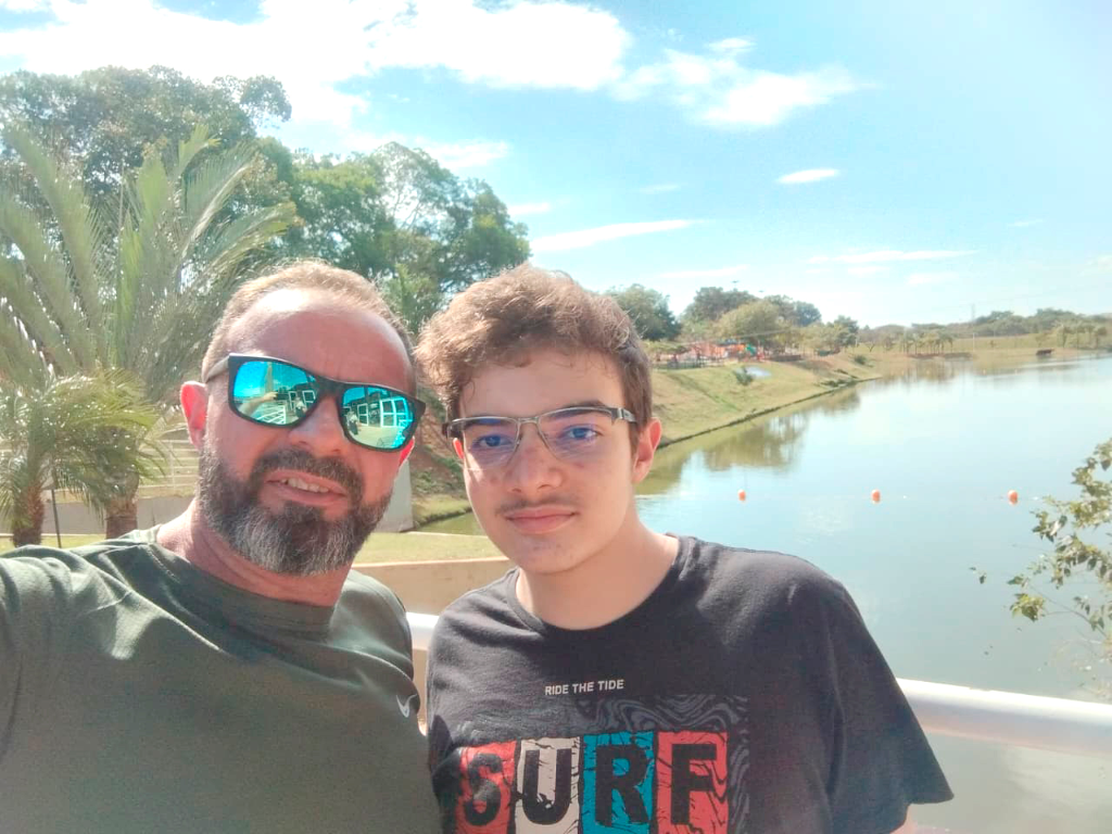 O coordenador de Proteção e Defesa Civil, Trevisan, e seu filho Matheus Henrique Trevisan, aproveitando momentos especiais nos preparativos para a abertura do FLIV 2025.
