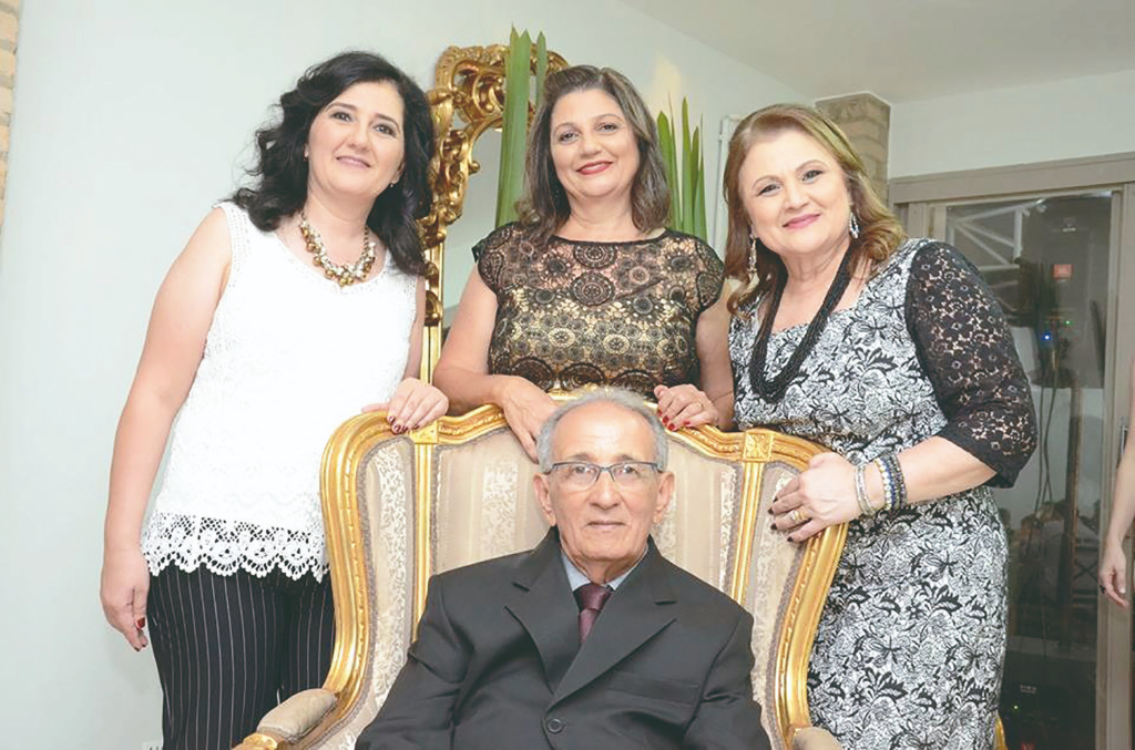 Quem brinda idade nova hoje é Elisangela Prates, a “Lica” do Escritório Mercúrio. Ela, que é a filha do contabilista Oliveira Prates e Josefa Bigai, será alvo de muitos cumprimentos hoje pela passagem desta data especial. Felicidades! Na foto “Lica”, juntamente ao seu pai, o sr. Oliveira Prates, e suas irmãs Ana Fernanda e Marilda Prates.