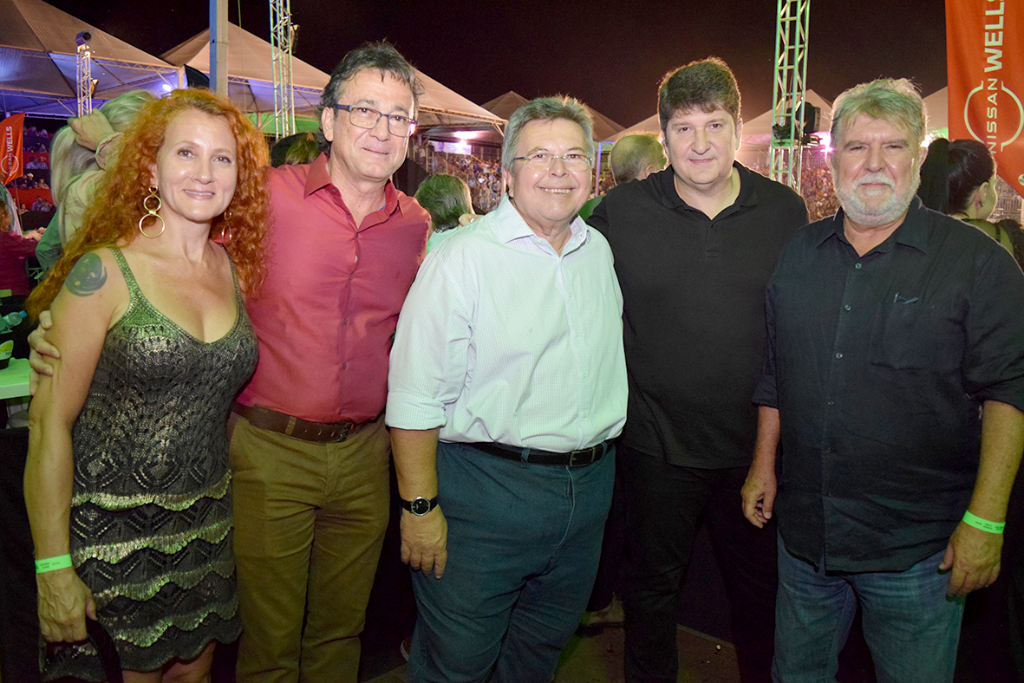 Luciana Barufi, primeira-dama da cidade de Pedranópolis com seu esposo o prefeito Marcos Adriano da Silva, o presidente da ALESP Carlão Pignatari, o ex-prefeito Júnior Marão e o atual prefeito de Votuporanga, Jorge Seba, prestigiando o Rodeio Show realizado na cidade de Valentim Gentil, porque político também curte uma boa festa de peão!!!