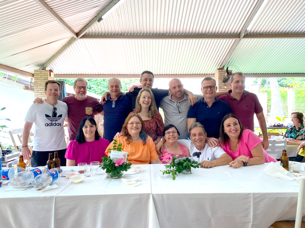 O final de semana foi de festa para a família Rodolfo que promoveu um grande encontro entre os membros da família, que por residirem em cidades diferentes acaba dificultando o convívio familiar entres seus entes queridos, e nada melhor e mais justo que reunir de vez em quando a parentela toda para matar a saudade e rever nossos afetos. Élcio Rodolfo Júnior, o Juninho do Garfus, junto à sua esposa e filhas, cuidaram com muito carinho dessa linda confraternização familiar onde não faltaram abraços, afeto e muito amor envolvido, onde tios, primos, cunhados, cunhadas e familiares puderam usufruir de momentos alegres e inesquecíveis, resgatando o carinho do convívio familiar e o calor do abraço afetuoso. Família, lugar onde o amor começa e nunca termina   