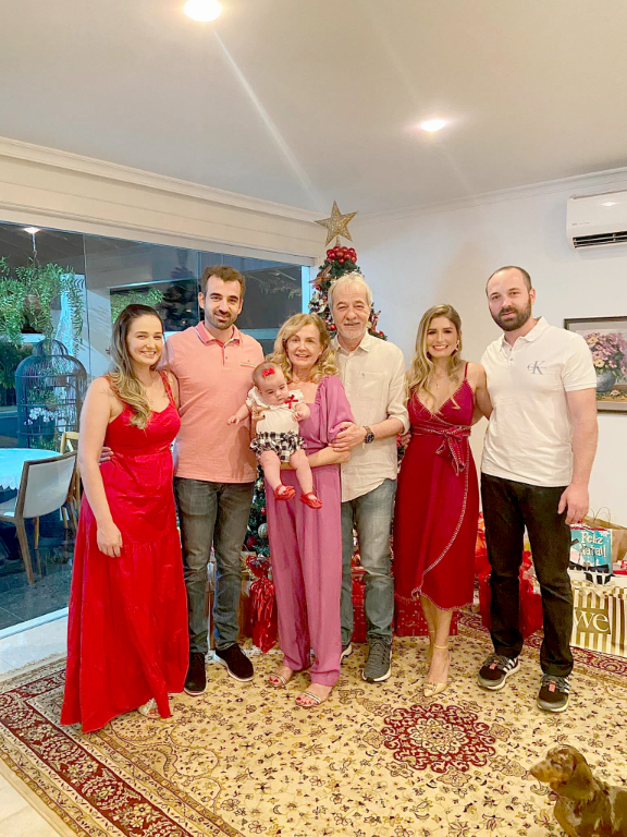 A semana começa com festa para o advogado dr. Heverton Del Armelino, que celebra o dom da vida na próxima segunda-feira, dia 23, e comemora seu aniversário cercado pelo carinho de sua família e amigos. Ele recebe os cumprimentos de sua mãe Maria Albarello e o carinho especial de sua esposa Dra. Letícia Pereira. Parabéns dr. Heverton, que a vida flua com alegria e saúde neste novo ciclo. Feliz vida!