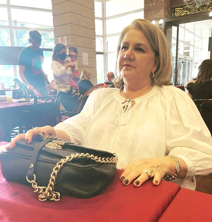 Neste domingo, 27, Zilah Maia dos Santos celebra mais um ano de vida cercada pelo amor da família. Ao lado do marido, Mário Luiz Santos, e dos filhos, Marcus Paulo e Fábio Luiz, ela comemora esta data especial com muita alegria e gratidão. A equipe da Imobiliária Bem Viver também se une à comemoração, enviando votos de felicidades e reconhecimento por sua trajetória inspiradora. Feliz aniversário, Zilah! Que as bênçãos se multipliquem em sua vida e lhe traga um novo ano de vida repleto de saúde, amor, realizações e momentos inesquecíveis.