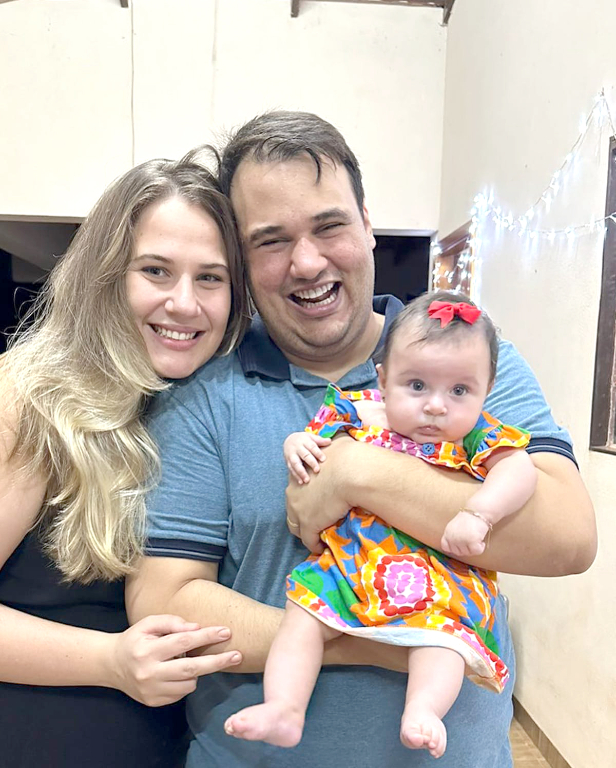 Com um sorriso no rosto e o coração repleto de gratidão, o médico veterinário André Marques brinda mais um ano de vida, neste domingo, 27 de abril. Ao lado de sua esposa Maria Gabriela e da filhinha Helena, ele comemora mais um ano de vida marcado por conquistas, aprendizados e crescimento. A mãe Lia Marques, o pai Peterson e a irmã Bia se unem a família para juntos agradecerem a DEUS e celebrarem o dom da vida.  Parabéns Dr. André, que esta nova etapa venha carregada de saúde, felicidade e grandes realizações!