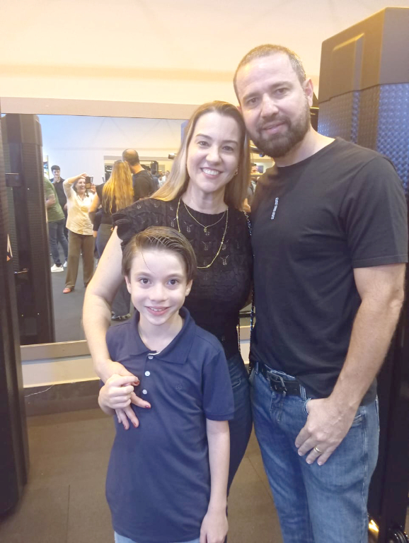 Érica Chiqueto Mota, Elias Mota e o pequeno João Luís marcaram presença na inauguração da nova academia RF PRO, que abriu oficialmente suas portas na noite da última segunda-feira. O evento contou com uma recepção calorosa e um delicioso coquetel, gentilmente oferecido pelos anfitriões Rômulo e Rayssa, celebrando esse novo espaço dedicado à saúde, bem-estar e qualidade de vida.