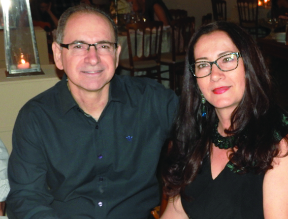 O médico urologista Dr. Luiz Alberto Zambon é o aniversariante de amanhã. Na foto, com a esposa Clair Zambom