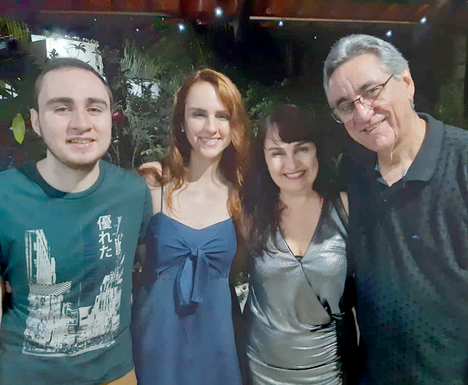 O domingo será de alegria e festa para Solange Rodrigues, que celebra seu aniversário ao lado de seu esposo João Edson Agostinho e cercada pelo carinho de seus familiares e amigos. Parabéns, que este aniversário seja especial e dê início a um ano de vida maravilhoso! Na foto Solange seu esposo João Edson mais os filhos Aniela e João Eduardo