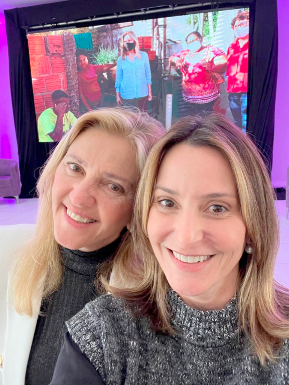 Votuporanga foi palco do Encontro Regional de Primeiras-Damas, presidentes de Fundo Social e secretários(as) de Assistência Social, com a presença da primeira-dama do Estado, Luciana Garcia, e da presidente do Fundo Social de São Paulo, Berenice. Momento muito importante de troca de experiências e de fortalecimento de vínculos. Na foto um registro da anfitriã Rose Seba, primeira-dama de Votuporanga e Luciana Garcia primeira-dama do Estado