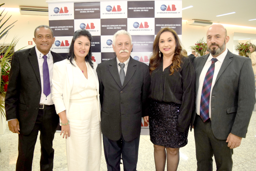 O advogado dr. Adelino Ferrari Filho, presidente da OAB Votuporanga, reuniu os advogados e advogadas da 66ª Subseção da OAB local para um delicioso jantar em comemoração ao dia da Advocacia, celebrado no último dia 11 de agosto. A sede social do Sindicato Rural ficou toda decorada e repleta dos convidados que foram saborear um delicioso jantar, preparado com muito carinho por Dr. Adelino Ferrari e toda a diretoria da OAB, que pensou em todos os detalhes para proporcionar uma noite alegre e festiva para todos os profissionais da advocacia. Parabéns a diretoria da OAB pela noite que foi maravilhosa e agradou a todos que ali estiveram
Na foto o presidente da OAB dr. Adelino Ferrari com sua diretoria, dr. Josué, dra. Elaine Akita, dra. Miriane Pimenta de Moraes e dr. Bruno Dumbra
